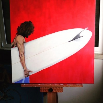 Pintura de um surfista segurando uma prancha branca com detalhes pretos sobre fundo vermelho