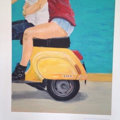 Pintura de duas pessoas numa scooter amarela com fundo azul e texto informativo abaixo