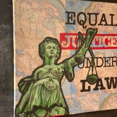 Pintura de estátua verde da justiça com balança e texto sobre mapa-múndi