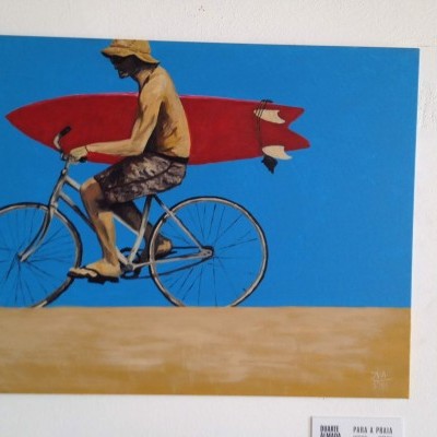 Pintura de homem de bicicleta com prancha de surf vermelha