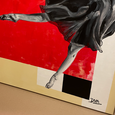 Pintura abstrata com figura dançante e fundo vermelho, bege e preto