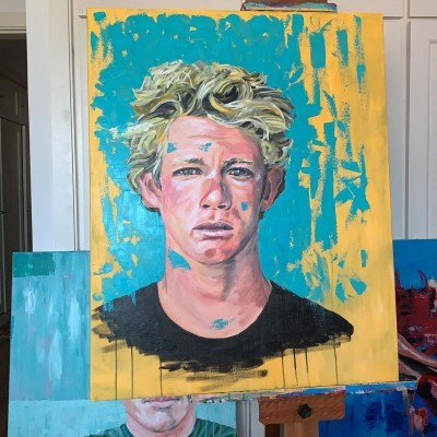 Retrato pintado de um homem jovem com cabelo loiro em fundo amarelo e azul num cavalete