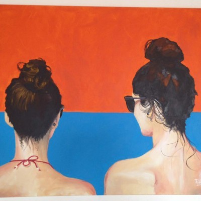Pintura de duas mulheres de costas com coque e óculos, fundo laranja e azul