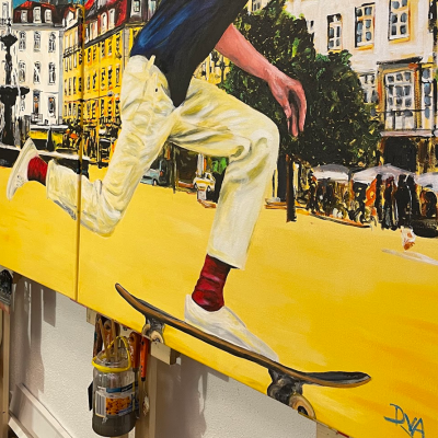 Pintura colorida de uma pessoa em skate numa cena urbana