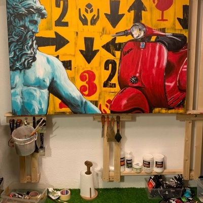 Quadro colorido com estátua azul e scooter vermelha num fundo amarelo com setas e números.