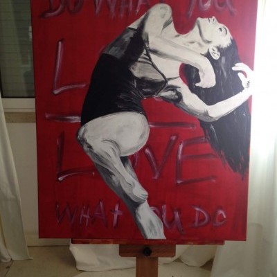 Quadro de dança com texto em fundo vermelho