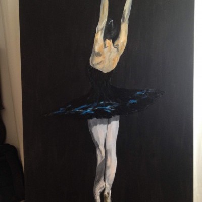 Pintura de bailarina com vestido preto e fundo preto