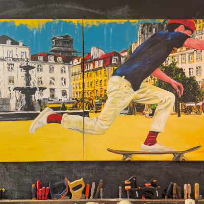 Pintura de um rapaz de skate numa praça com edifícios e fonte ao fundo