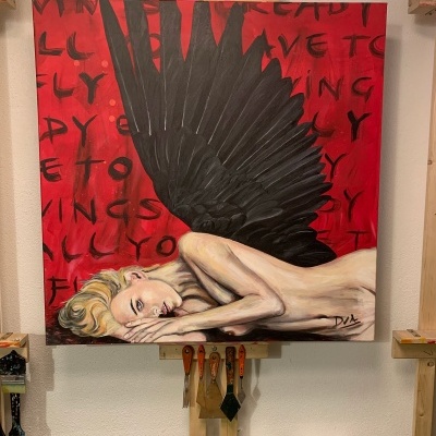 Pintura a óleo de mulher nua com asa preta sobre fundo vermelho com texto em cavalete.