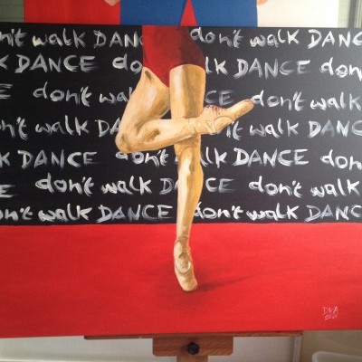 Pintura de tela com pernas de bailarina em collants vermelhos e texto repetido 'don't walk DANCE' no fundo