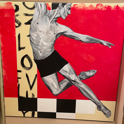 Pintura de bailarino em tensão sobre fundo vermelho, com faixa vertical bege com letras pretas, dentro de caixa de cartão