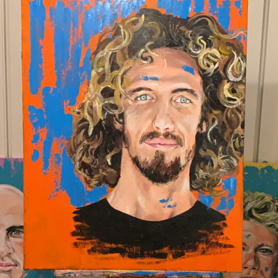 Retrato pintado de homem com cabelo cacheado e barba em fundo laranja e azul