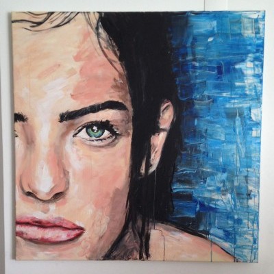 Retrato em tela de mulher com cabelo preto e olhos verdes, fundo azul texturizado.