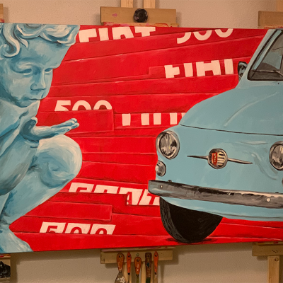 Pintura de carro Fiat 500 azul e estátua azul sobre fundo vermelho com texto Fiat 500.