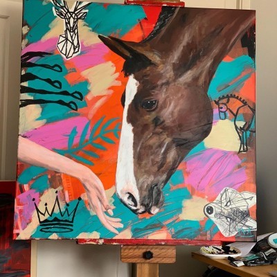 Pintura colorida em tela com cavalo e elementos abstratos