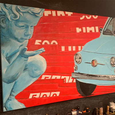Pintura de anjo azul, escadas vermelhas com texto FIAT 500 e carro azul