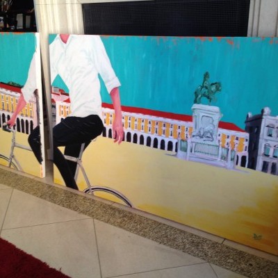 Dois painéis de pintura com figura humana em bicicleta e fundo arquitetónico