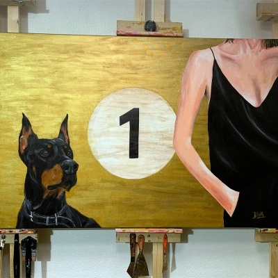 Pintura com Doberman preto e mulher de vestido preto com fundo dourado e número 1
