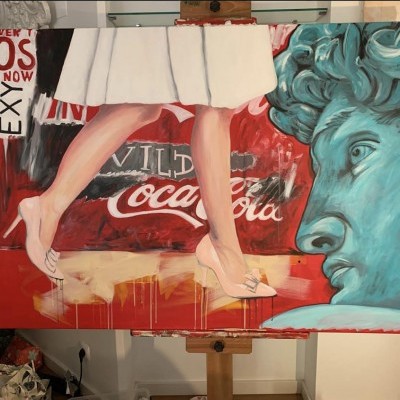Pintura com pernas femininas e rosto azul com texto Coca-Cola no fundo