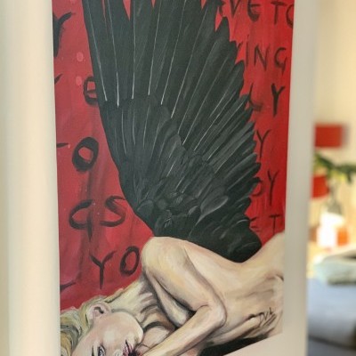 Pintura de figura feminina reclinada com asa negra contra fundo vermelho com texto negro