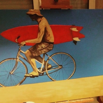 Pintura de pessoa em bicicleta com prancha de surf vermelha
