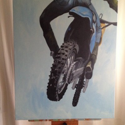 Pintura de uma mota de motocross azul contra céu claro, em cavalete de madeira