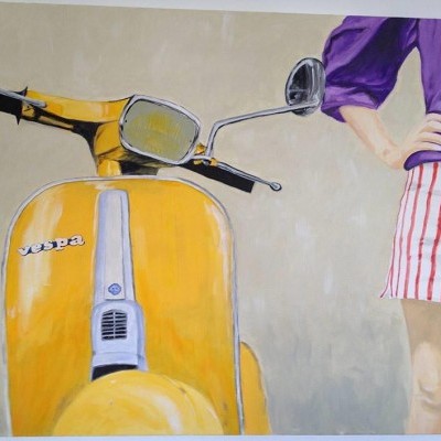 Mota Vespa amarela com pessoa ao lado vestindo camisa roxa e saia riscada