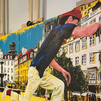 Pintura colorida de homem a correr em cidade com edifícios clássicos