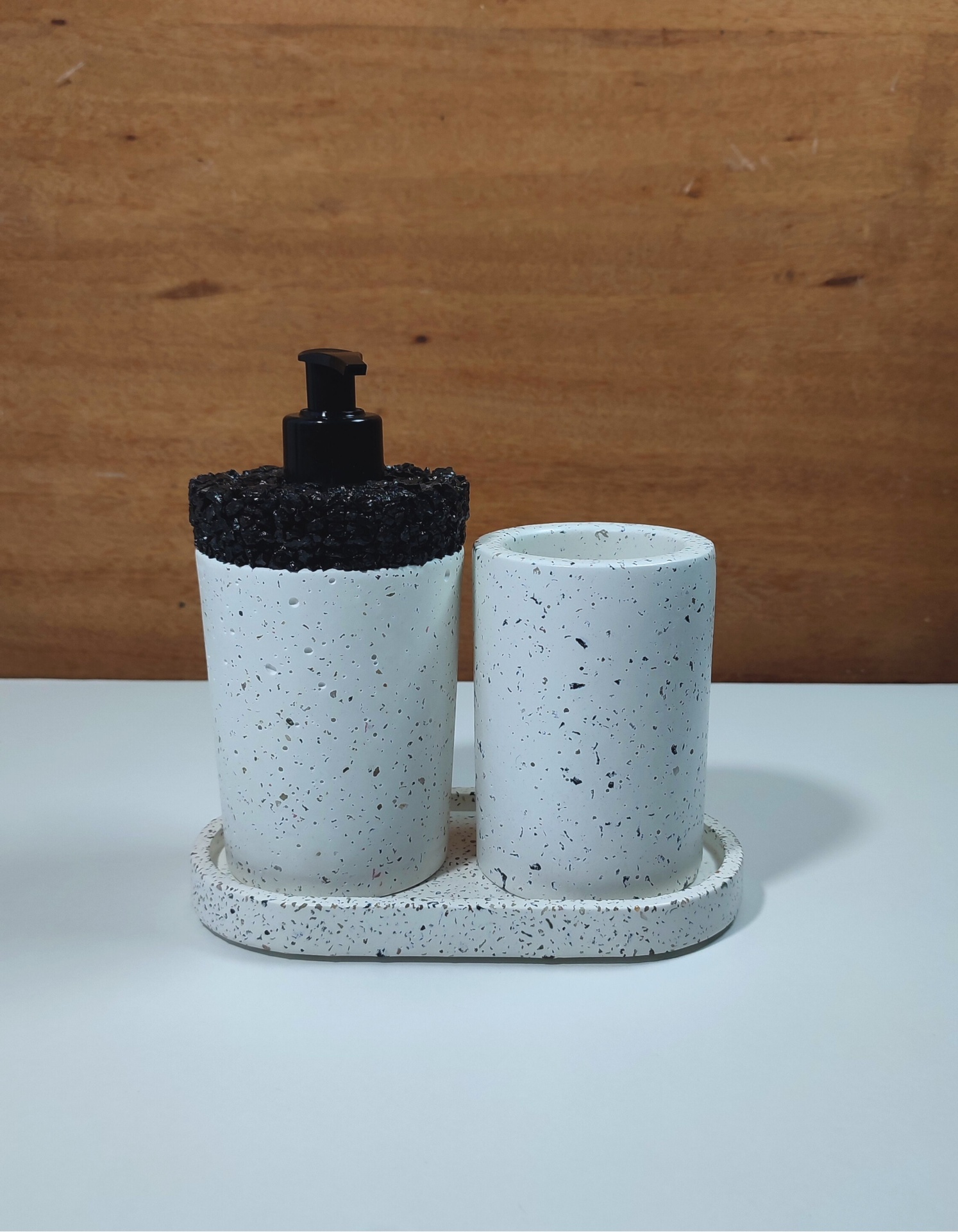 Kit Florença B5 Conjunto dispensador e copo cerâmica branca com textura preta