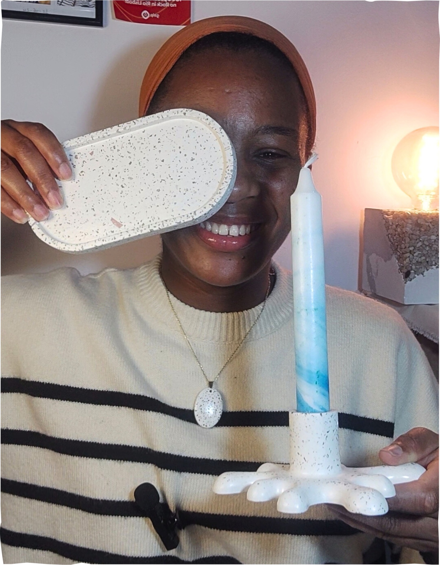 L&uacute;ria Neves no seu at&ecirc;lie com os seus produtos em cimento feitos &agrave; m&atilde;o em Portugal