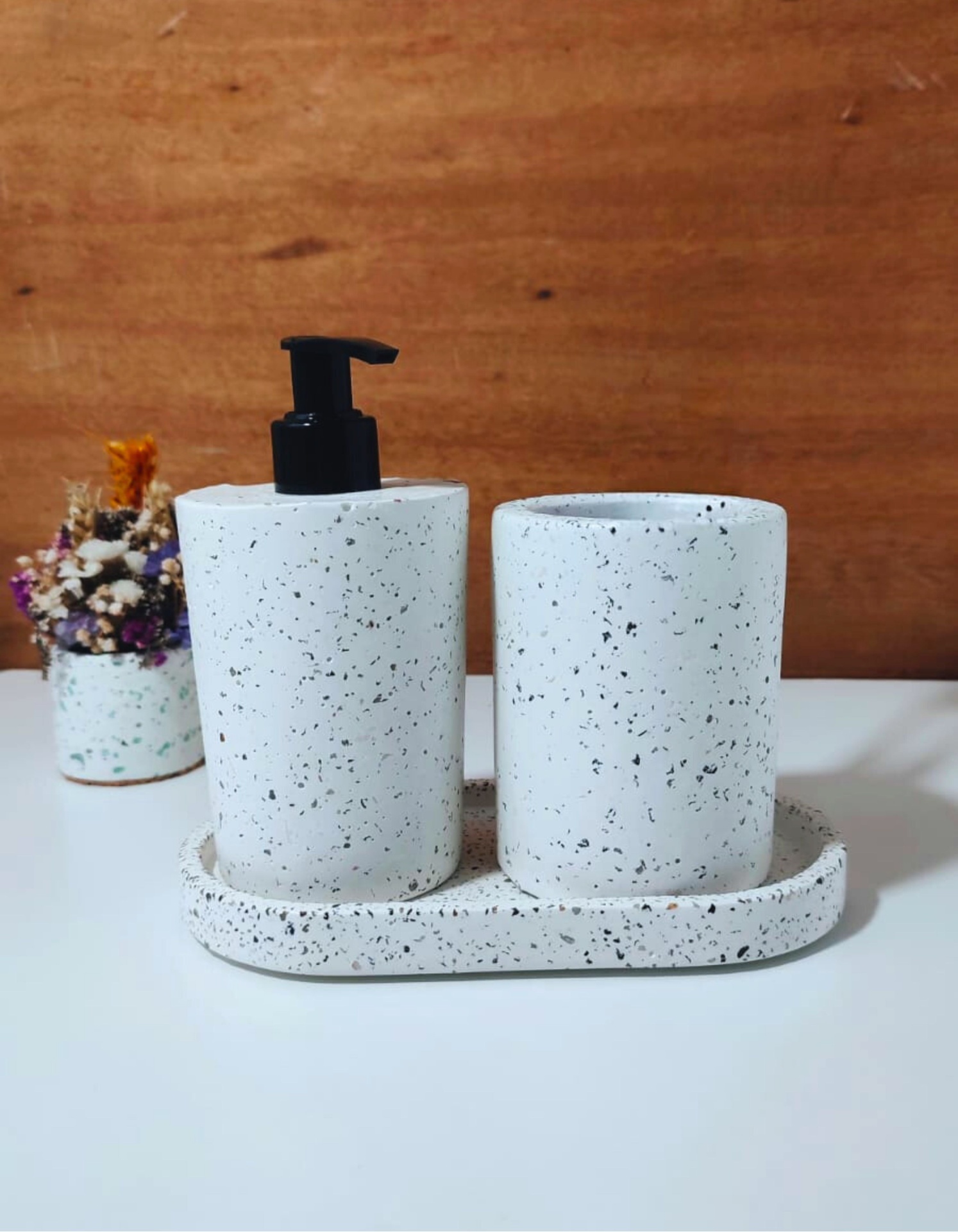 Kit Florença B2 Conjunto dispenser e copo de cerâmica branca salpicada com base e dispenser preto