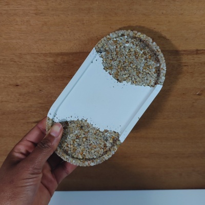 Prato oval decorativo com bordas de pedras coloridas