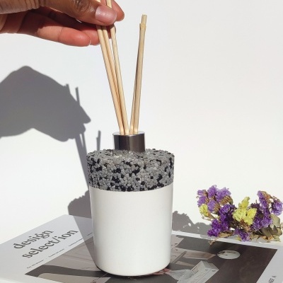 Difusor de aromas branco com tampo texturizado e flores secas em fundo branco