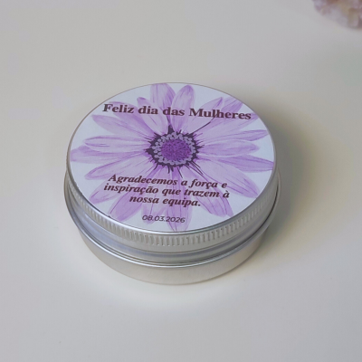 Frasco metálico com tampa decorada com flor roxa e texto em português para Dia das Mulheres