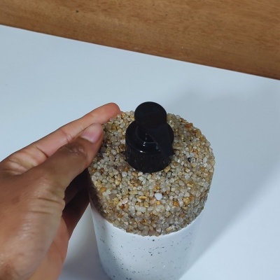 Frasco dispensador com tampa de cascalho e bomba preta