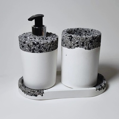 Conjunto de dispensador e copo de banho branco com detalhes em pedra cinza escura