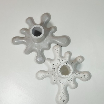 Dois castiçais cerâmicos em forma de salpicos, cinzento e branco manchado