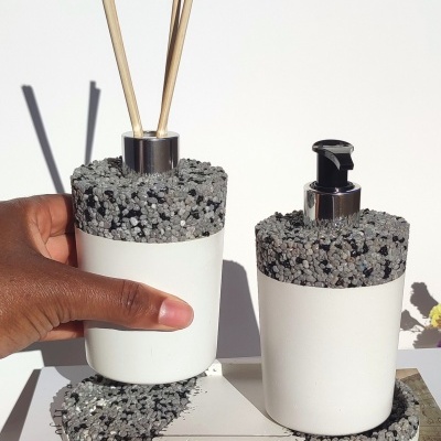 Conjunto de dispensador de sabonete líquido e difusor de varetas com detalhes em pedra cinza