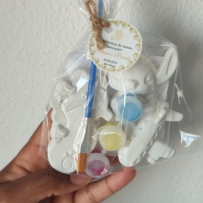Kit de pintura com figuras em gesso, tinta e pincel embalados