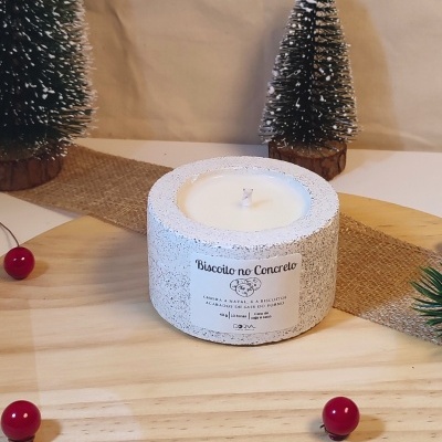 Vela branca em base de concreto com decoração Natal