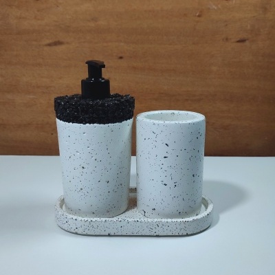 Conjunto dispensador e copo cerâmica branca com textura preta
