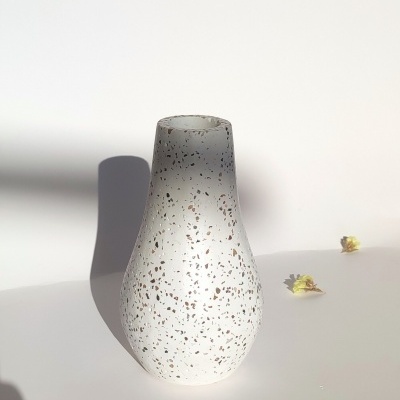 Vaso de cerâmica branco com manchas castanhas