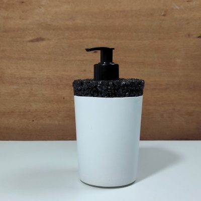 Doseador branco e preto com tampa texturada em fundo de madeira