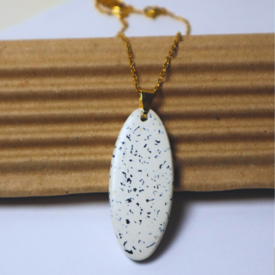 Colar dourado com pendente oval branco manchado