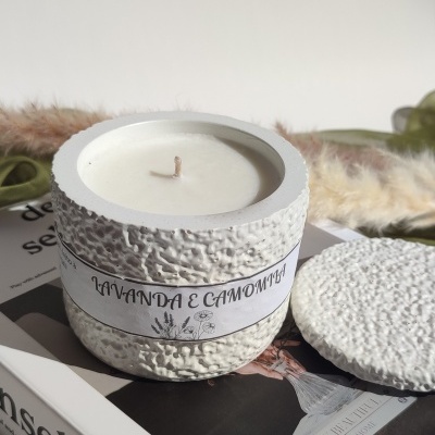 Vela branca em jarra cerâmica texturizada com etiqueta LAVANDA E CAMOMILA