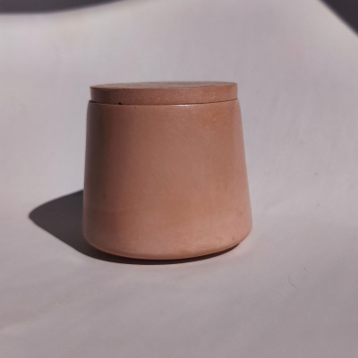 Frasco cor de rosa pálido invertido numa superfície branca