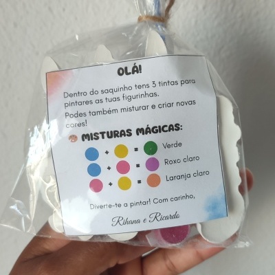 Pacote com figura de madeira para pintar e etiqueta com instruções em português