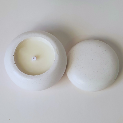 Vela branca em base redonda de cerâmica com tampa