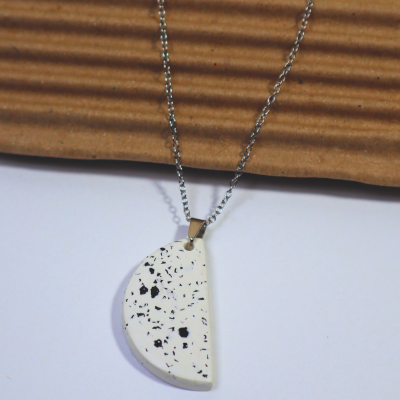 Colar com pendente semicircular branco com manchas pretas
