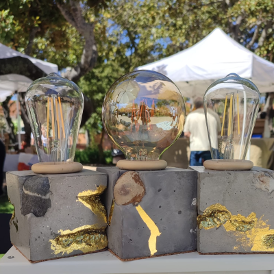 Candeeiros com base de betão e lâmpadas de filamento ao ar livre